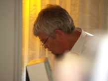 Dr. Zimmermann vertieft in Diagnostik