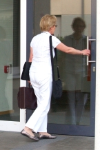 Frau Dr. Zimmermann auf Hausbesuch im Seniorenheim Frau Dr. Zimmermann auf Hausbesuch im Seniorenheim