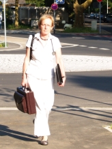 Frau Dr. Zimmermann auf Hausbesuch in der Heidesheimer Strasse Frau Dr. Zimmermann auf Hausbesuch in der Heidesheimer Strasse